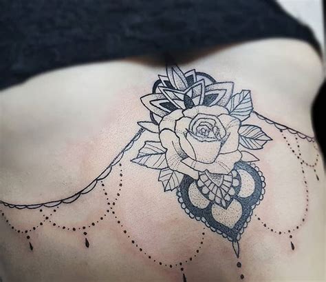 tatuajes debajo del pecho para mujer|Tatuajes debajo del pecho para mujeres fuertes que han。